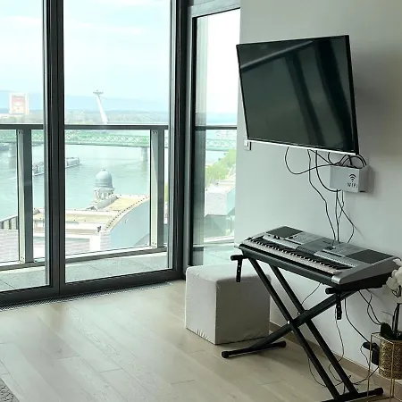 Luxury Aparment In Eurovea Tower דירה