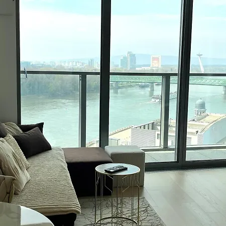 شقة Luxury Aparment In Eurovea Tower *